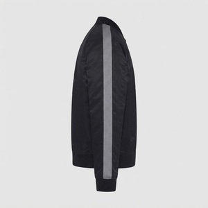 Blouson de baseball décontracté noir en satin pour homme avec col montant brodé, style universitaire et universitaire, vente en gros - Product Image 3