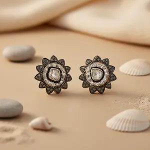 Boucles d'oreilles clous en forme de fleur plaquées or et serties de diamants pour femmes, bijoux élégants, idée cadeau - Product Image 1