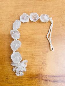 กระดิ่งลมคริสตัลควอตซ์ใสคุณภาพพรีเมียม ทำด้วยมือ พร้อมหินปาล์มขัดเงาและพู่ห้อย ขนาด 15-20 ซม. ของตกแต่งบ้าน ฮวงจุ้ย - Product Image 5