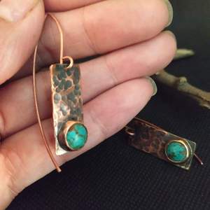 Boucle d'oreille en cuivre de qualité supérieure avec travail manuel détaillé idéal pour les événements traditionnels et les tenues de fête élégantes - Product Image 2