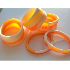 Bracelet en résine colorée, résine brillante, motif artistique superposé, fait à la main, bijoux imperméables, couleurs personnalisées pour un style moderne, tendance et mignon - Product Image 1