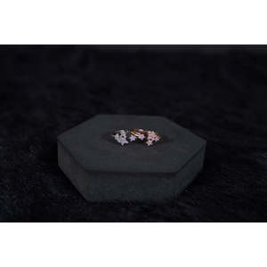 Anillo Romántico Silverings de Plata de Ley 925 con Incrustaciones de Diamantes Geométricos y Baño de Platino y Rodio para Compromiso - Product Image 3