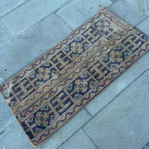 Alfombra Turca Vintage de 1.7x3.6 pies, Alfombra Pequeña, Alfombra Azul con Diseño de Patchwork - Product Image 2