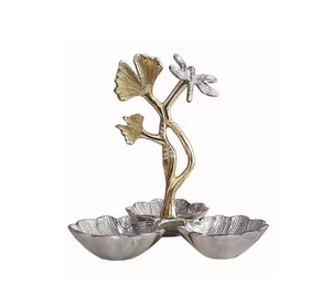 Tazón de servir de forma redonda moderna, Frutero de Metal plateado martillado con soporte dorado, trabajo elegante y función colgante - Product Image 1