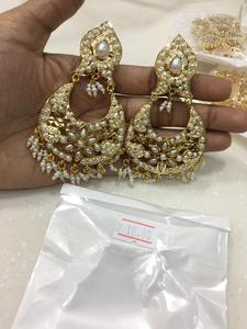 Personnalisez vos boucles d'oreilles dorées avec des pierres multicolores, des embellissements en perles et un travail complexe en Kundan |   Bijoux de mariée traditionnels - Product Image 3