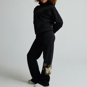 Nuevo Conjunto Deportivo de Chándal Negro con Logotipo de Pedrería Personalizado para Mujer, Transpirable, Estilo Urbano, para Actividades al Aire Libre - Product Image 1