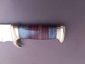 Cuchillo Bowie de caza de acero inoxidable hecho a mano personalizado con mango de madera de colores y Funda de cuero de Knives Maker. - Product Image 3