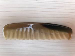 Peigne à cheveux traditionnel fait à la main en corne biologique, style amour, lisse, poli, anti-casse, démêlant pour cheveux épais et bouclés - Product Image 2