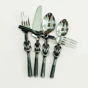 Juego de Cubiertos de Plata con Mango de Cadena Hecho a Mano, Ideal para un Estilo de Bistro Moderno, Presentación Creativa de Alimentos y Mesas de Exhibición - Product Image 1