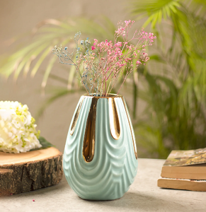 Un llamativo jarrón con un patrón vidriado azul, blanco y gris, que sostiene un ramo de hortensias azul claro sobre una mesa - Product Image 6