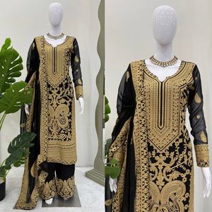Ensemble salwar kameez en coton élite avec haut et bas ornés de broderies lourdes et dupatta assorti pour les sorties décontractées, vente en gros - Product Image 2