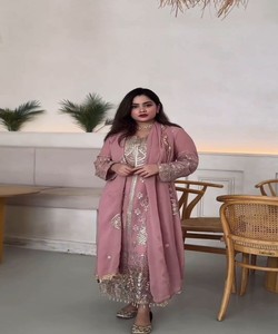 Elegante Salwar Kameez de Chifón para Todas las Temporadas con Delicado Bordado Resham y Pedrería - Product Image 4