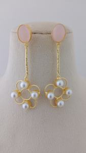 Mint Bloom Pearl Drops Set Floral Patrón moderno Joyería Latón pesado Diseño personalizable Pendientes de gota modernos Moda a granel - Product Image 3