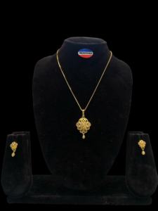 Collier en laiton à la mode Montana Micro-Set en cuivre plaqué laiton Pierre naturelle Coeur Classique Pendentif Notre-Dame pour femme - Product Image 3