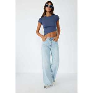 Blusa Casual Asimétrica con Adornos de Piedras y Logotipo Frontal - Product Image 3