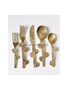 Ensemble de couverts en métal avec des poignées ergonomiques élégantes, fabriquées en acier inoxydable, conçues pour une expérience culinaire luxueuse - Product Image 1