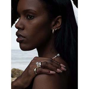 Solis Three Diamond Hoop <b>Earrings</b> with Ribbed Design - Product Image 5