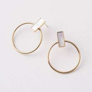 Pendientes de latón hechos a mano con nácar - diseño de moda - más vendidos - Product Image 1