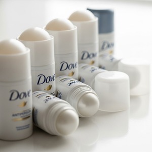 El desodorante Dove Roll On más vendido con fórmula no irritante de absorción rápida para hombres y mujeres, uso diario, suministro a granel - Product Image 4