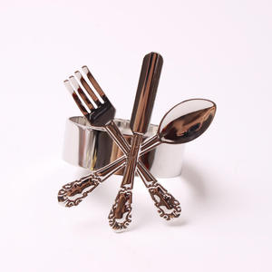 Anillos antiguos de 'Tenedor, Cuchara y Cuchillo' transforman las servilletas sencillas en elementos de diseño elegantes que complementan la experiencia gastronómica. - Product Image 2