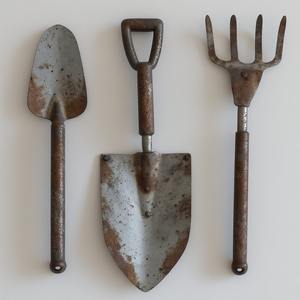 Juego de herramientas de plantación de hierro vintage en pátina pulida, arte hecho a mano diseñado para combinar la función de jardinería con decoración rústica - Product Image 2