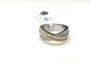 Elegante anillo de compromiso de diamantes Baguette: Una joya elegante para tu día especial - Product Image 3