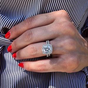 Bague en argent 925 de qualité supérieure avec diamant pour femme ou bijou raffiné élégant à porter lors d'occasions spéciales, disponible à un prix avantageux - Product Image 1