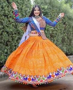 Choli Lehenga, vêtement de Festival, lourd, Navaratri, prêt à l'emploi, avec broderie, point de chaîne, travail en fil et miroir - Product Image 4