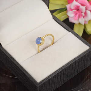 Anillo de hombre de Plata de Ley 925 con piedra preciosa de Calcedonia azul Juego de chapado en rodio de corte ovalado de 10mm en joyería de platino - Product Image 3