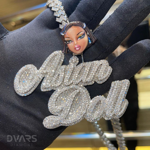 Collar Personalizado Hecho a Mano con Letra Inicial en Forma de Muñeca Asiática de Lujo, Plata de Ley 925 con Baño de Rodio y Moissanita - Product Image 3