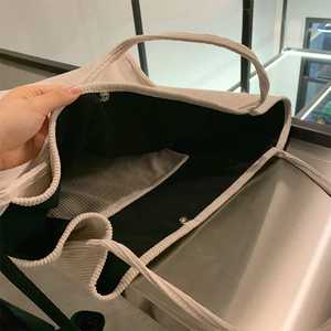 กระเป๋าผ้าแคนวาสขนาดกลาง 12 ออนซ์ รุ่น CXJ-F24008 แบบกำหนดเอง ทนทาน ซักได้ ลายตัวอักษร รีไซเคิลได้ เหมาะสำหรับการโฆษณา - Product Image 5