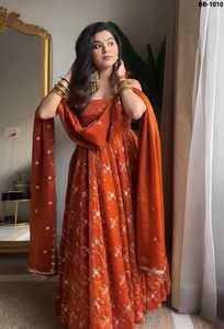 Vêtements ethniques indiens, robes Anarkali en soie Fandy prêtes à porter, avec broderie et travail de séquence, avec dupatta pour les mariages - Product Image 2