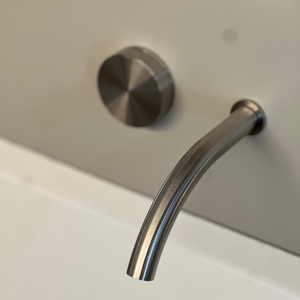 CEA Design GIO195 Mitigeur de lavabo de salle de bain monotrou en acier inoxydable avec bouton de commande latéral moleté, poignée unique, design moderne - Product Image 2