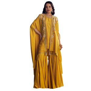 Costume Sharara en soie jaune avec cape Zari brodée pour femme fête de mariage indienne et tenue de fête traditionnelle - Product Image 1