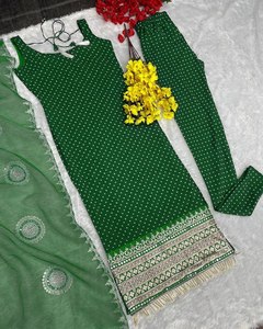 Vêtements de fête à la mode Top georgette lourd miroir scintillant est livré avec Dupatta idéal pour les événements festifs et les occasions spéciales - Product Image 4