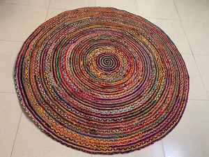 Alfombra Redonda de Yute y Algodón Hecha a Mano en India, Trenzada, Reversible y Lavable para Dormitorio, Sala de Estar y Comedor - Product Image 2