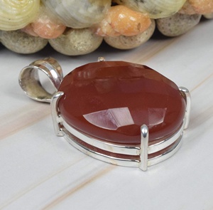 Pendentif délicat en argent sterling 925 fabriqué à la main avec cornaline rouge naturelle ovale à facettes breloques en pierres précieuses résultats de bijoux fins - Product Image 1