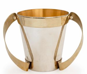 Tazas de metal antiguas artesanales con acabados rústicos ideales para añadir carácter a tu colección de café o té - Product Image 3