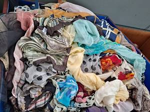 เสื้อผ้ามือสอง: ผ้าพันคอไหม - Product Image 1