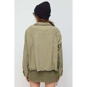 Veste en jean avec accessoires détaillés - Product Image 4