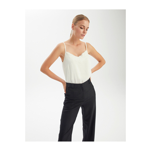Chemisier en satin pour femme avec détails en dentelle, coloré et à bretelles fines - Product Image 1