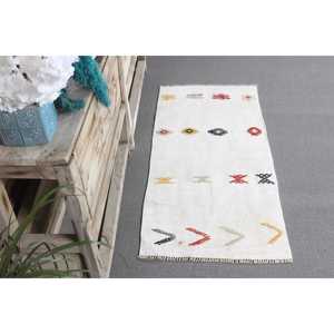 Tapis turc Kilim 1,8 x 3,9 pieds, tapis vintage, tapis en laine à imprimé animal blanc - Product Image 3