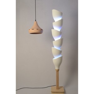 Lampe sur pied en bois moderne à plusieurs niveaux avec télécommande, douille E27, abat-jour jaune - Décoration d'intérieur, idée cadeau de pendaison de crémaillère - Product Image 1
