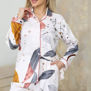 Ensemble de pyjama en soie tricotée pour femmes, avec logo sur le devant, longueur intégrale, doux et confortable, pour la maison - Product Image 3
