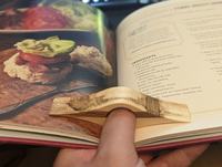 Support de page en bois poli naturel et durable, lavable, thème Amour, anneau de pouce confortable, outil de lecture à une main pour romans et études