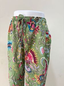 Pantalones de algodón Tropical Bloom Pantalones bohemios de jardín verde Pantalones de salón con estampado de flores silvestres - Product Image 3