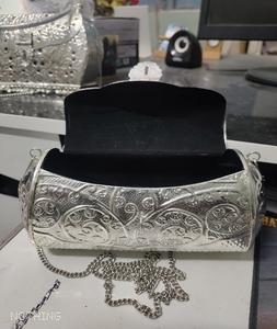 กระเป๋าถือทองเหลืองโลหะเงินคุณภาพสูงสำหรับผู้หญิงทำมือคลัทช์หัตถกรรมชุบเงินแบบอินเดียพร้อมโซ่ด้านข้าง - Product Image 3