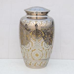 Urnes funéraires en laiton de qualité supérieure gravées à la main pour cendres humaines, urnes en laiton personnalisées, urnes en laiton artisanales pour cendres d'adultes, vente en gros - Product Image 2