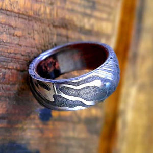 Anillo de acero de Damasco martillado audaz con capas de alto contraste y diseño de banda de ajuste cómodo Alianza DE BODA clásica de acero de Damasco - Product Image 4