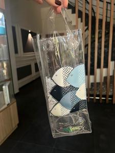 Sac cadeau en plastique transparent imprimé sur mesure, sac de shopping en film givré avec poignée découpée pour l'emballage de détail - Product Image 1